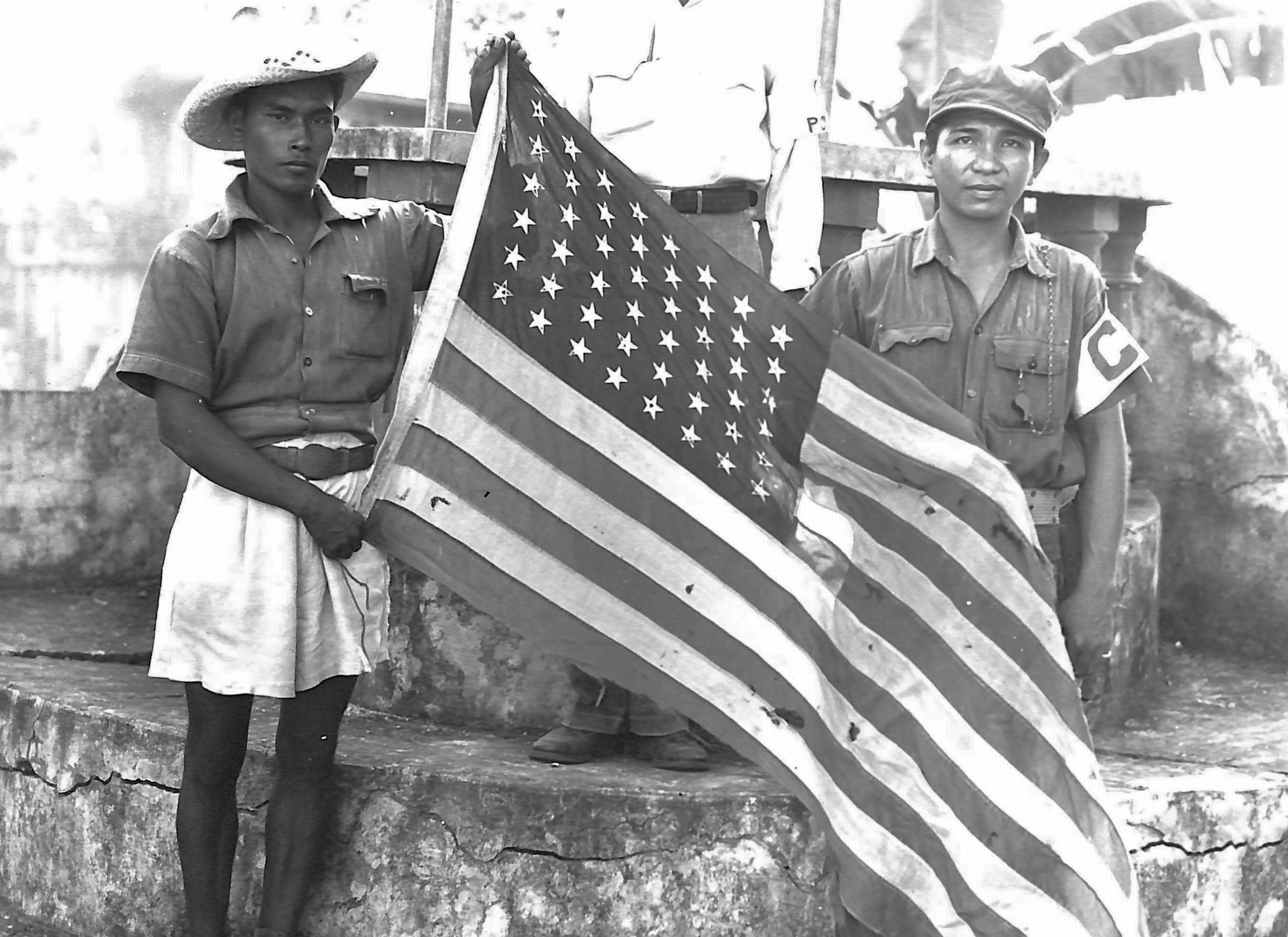 Photo of Filipino soldiers posing with American flag